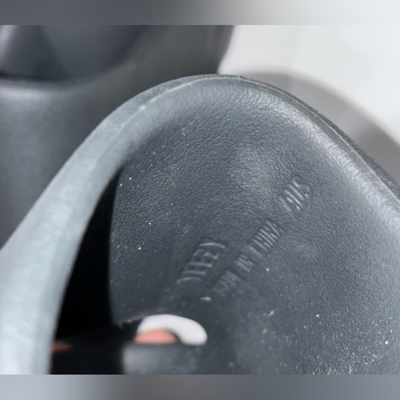 Yeezy Slide Sandals - Picture 4 of 4